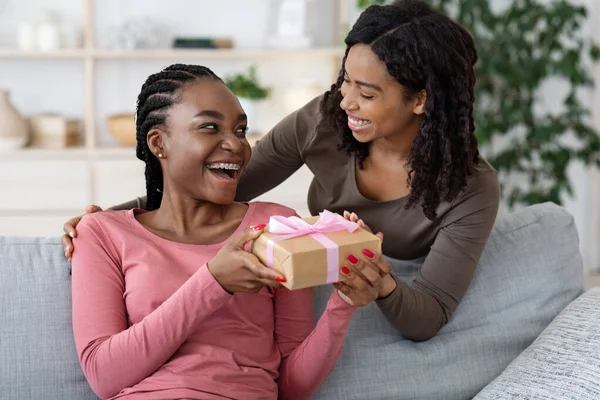 Glada svarta flickvänner firar födelsedag tillsammans hemma — Stockfoto
