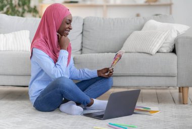 Siyahi Müslüman Kadın Grafik Tasarımcısı Uzaktan Çalışıyor, Renk Örnekleri Tutuyor