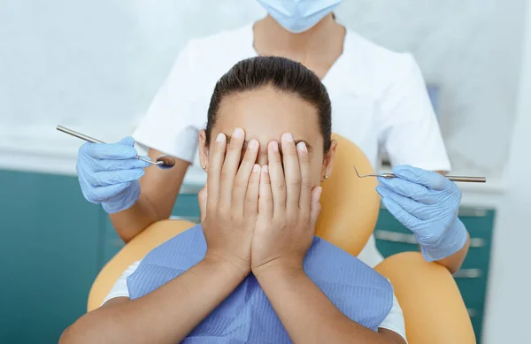 Trabajar con niños y temores de equipos dentales — Foto de Stock