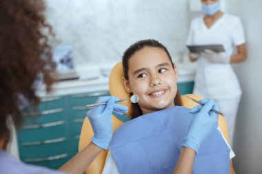 Sağlıklı dişler, stomatoloji ve tıp konsepti, kesilmiş