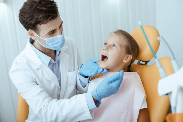 Atención dental, chequeos de rutina y odontología pediátrica — Foto de Stock