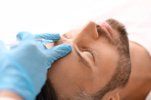 Primer plano del hombre barbudo recibiendo inyección de belleza en la clínica —  Fotos de Stock