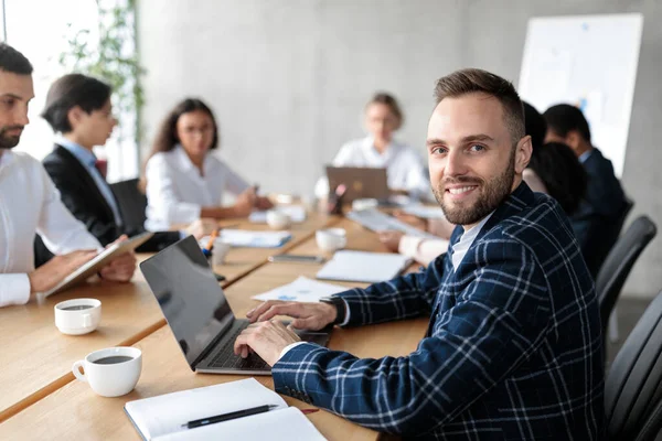 Empresário feliz com laptop na reunião corporativa no escritório — Fotografia de Stock
