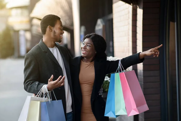 Porträt eines Paares, das bereit ist, am Black Friday oder im Saisonverkauf weiter einzukaufen — Stockfoto