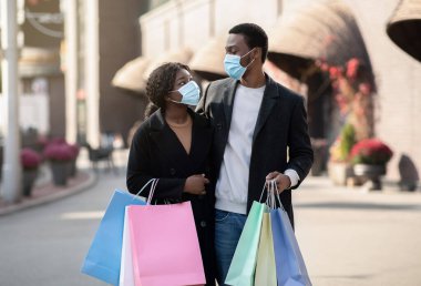 Sosyal uzaklık ve covid-19 salgını sırasında alışveriş için harika bir yürüyüş.