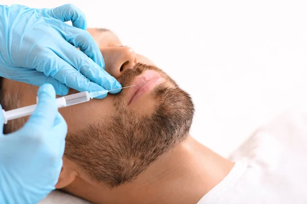 Primer plano del hombre que consigue relleno de labios en clínica estética —  Fotos de Stock