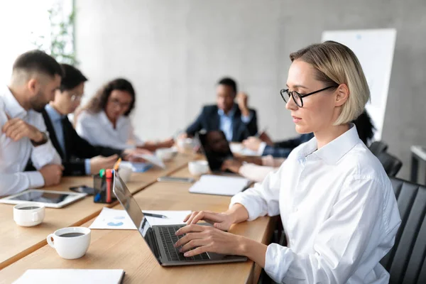 Empresária usando laptop em reunião corporativa Trabalhando sentado no escritório — Fotografia de Stock