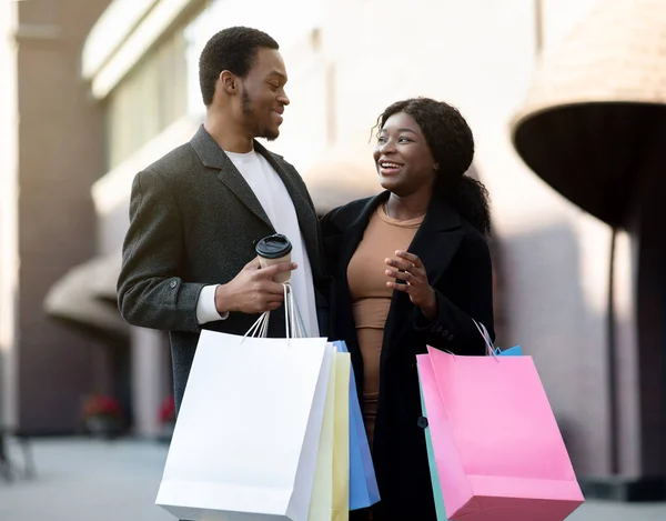 Consumentisme en leuk om te winkelen op feestdagen in november — Stockfoto