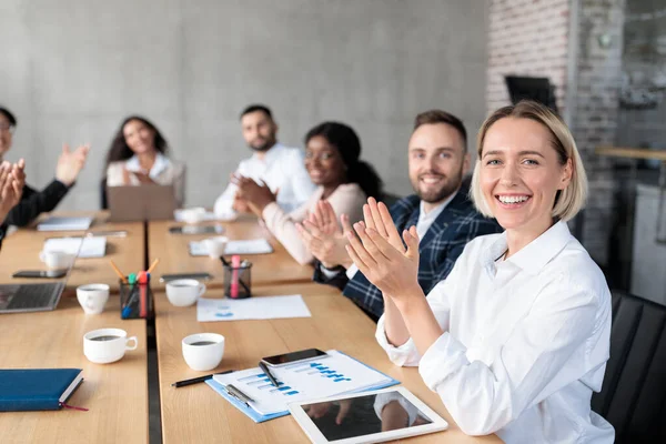 Erfolgreiche Geschäftsleute applaudieren und feiern den Erfolg im modernen Büro — Stockfoto