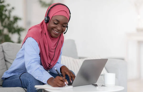 Ensino à Distância. preto senhora no hijab estudando online com laptop em casa — Fotografia de Stock