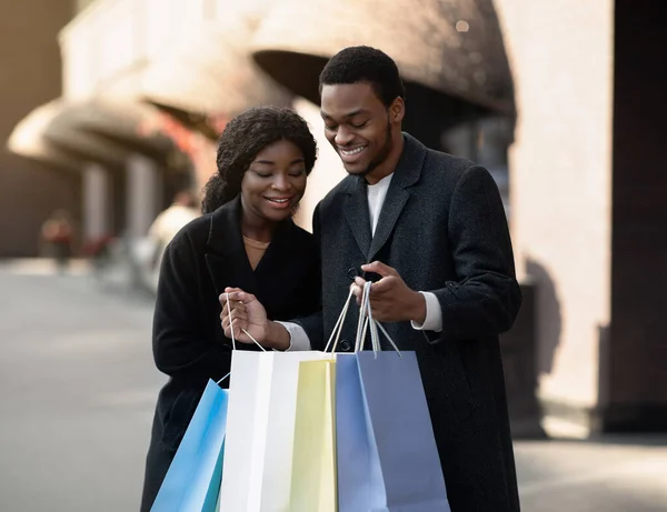 Gelukkig duizendjarig Afrikaans Amerikaans echtpaar genieten van winkelen samen op Black Friday en seizoen verkoop — Stockfoto