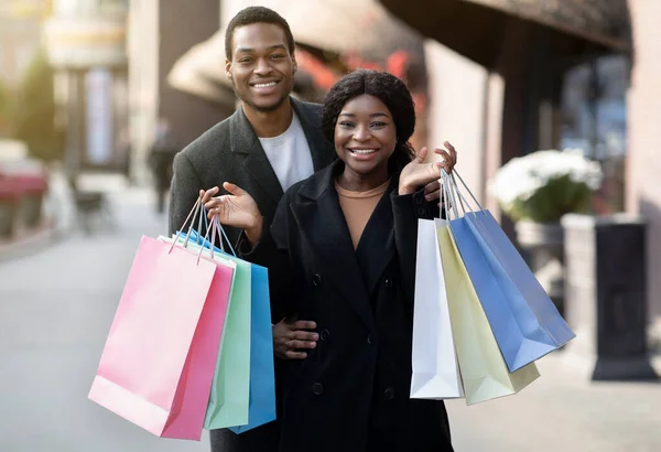Seizoen verkoop, consumentisme, Zwarte vrijdag en familie wandeling — Stockfoto