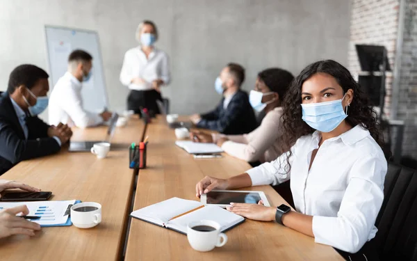 Mujer de negocios en la cara de la máscara Sentado asistir a la reunión corporativa en la oficina — Foto de Stock