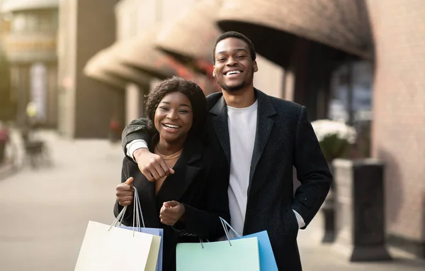 Shopaholics na wandelen in het winkelcentrum tijdens Black Friday en seizoensgebonden verkoop voor vakantie — Stockfoto