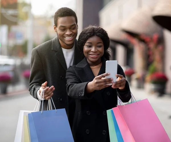 Plezier samen en selfies tijdens Black Friday en seizoen verkoop — Stockfoto