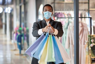 Covid-19 karantinası sırasında bir sürü alışveriş ve büyük kara Cuma satışları.