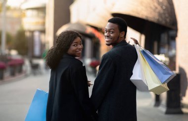 İndirim, indirim ve Kara Cuma tatilden önce şehir merkezinde