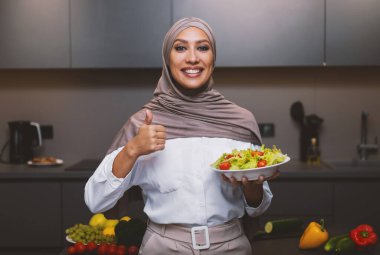 Mutfaktaki Tarifi Onaylayan Arap Kadın Salata Tutuyor
