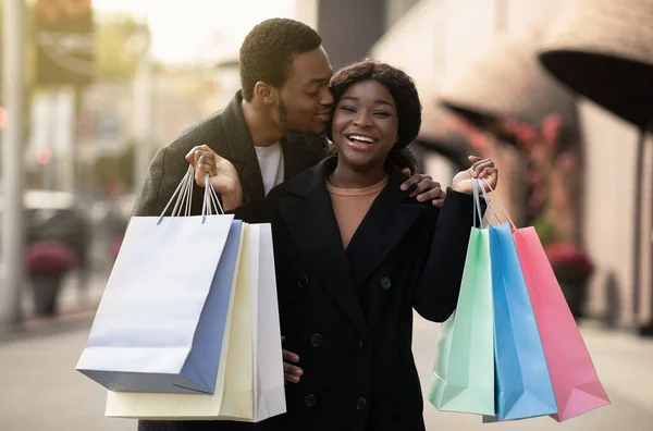Liefde en winkelen samen tijdens grote verkoop op Black Friday in november — Stockfoto