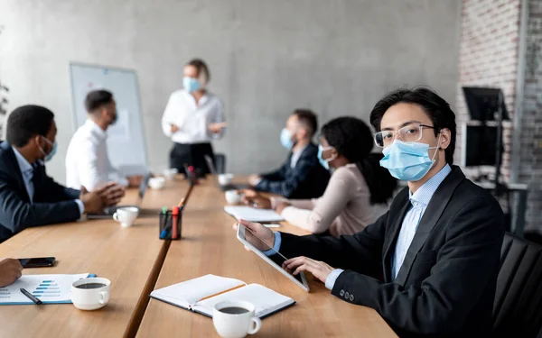 Asian Businessman Entrepreneur In Face Mask Sitting In Modern Office — Stock Photo, Image