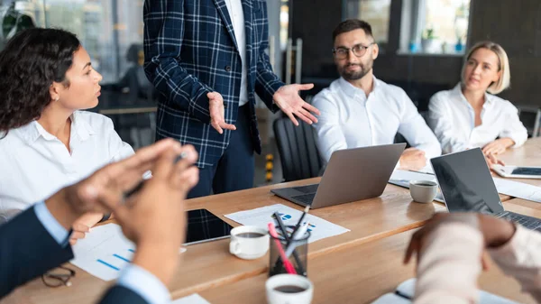 Olika affärsmän talar sitter vid ett skrivbord, beskuren, Panorama — Stockfoto