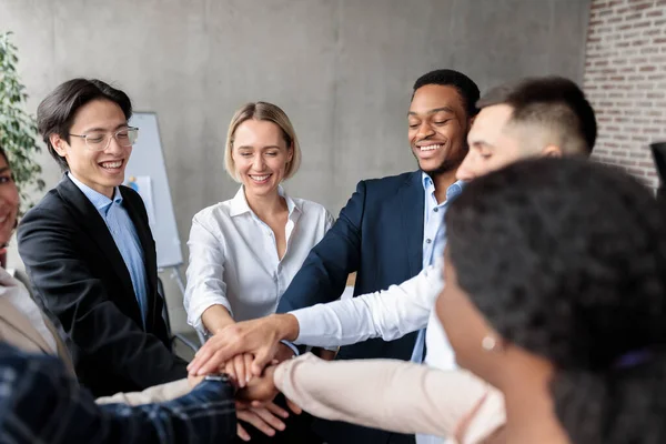 United Business Team segurando as mãos em pé no círculo no escritório — Fotografia de Stock