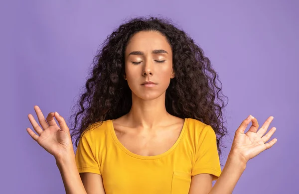 Zen. Senhora calma meditando sobre fundo roxo, mantendo as mãos em gesto mudra — Fotografia de Stock