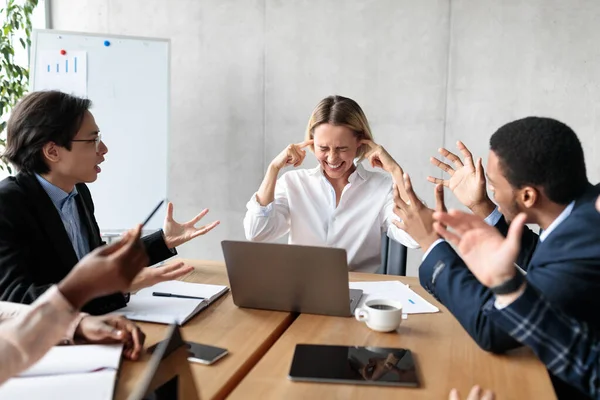 Geschäftsleute schreien unglückliche Geschäftsfrau an, die ihr im Büro die Schuld gibt — Stockfoto