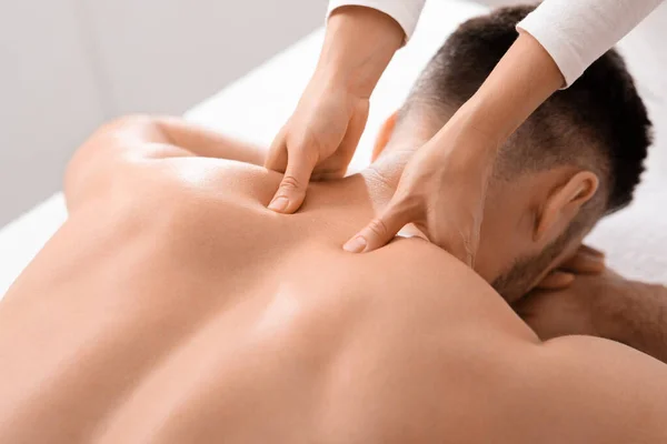 Close-up van de mens krijgen acupressuur massage in spa salon — Stockfoto