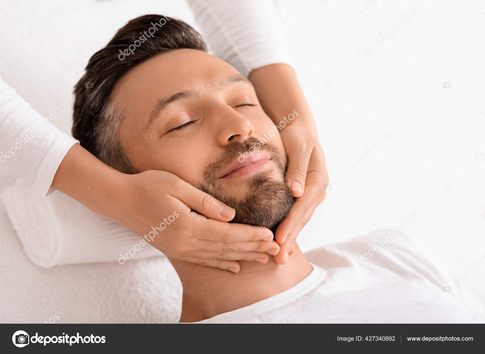 Terapeuta de spa haciendo masajes relajantes para hombre guapo