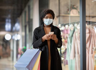 Alışveriş için modern cihazlar ve mağazadan satışlar ve Kara Cuma ile ilgili mesajlar.