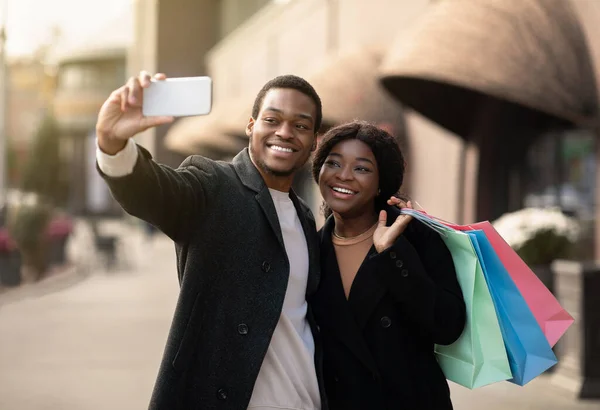 Selfie tijdens het winkelen op grote seizoensgebonden verkoop in Black Friday in november — Stockfoto