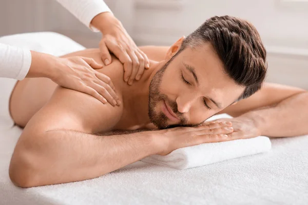Close-up van ontspannen man met lichaamsmassage in de spa — Stockfoto