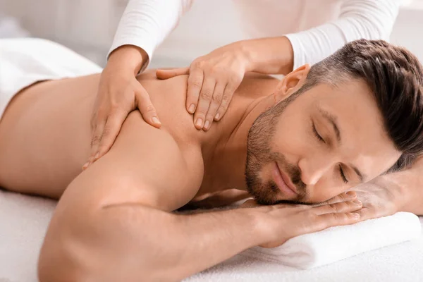 Close-up de homem bonito com massagem de corpo inteiro no spa — Fotografia de Stock