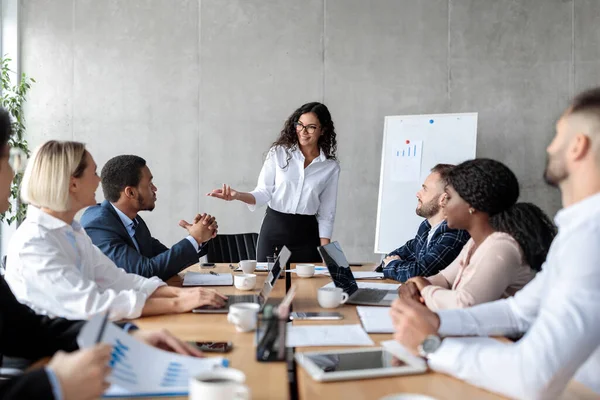 Empresária fazendo apresentação de negócios para colegas no escritório moderno — Fotografia de Stock