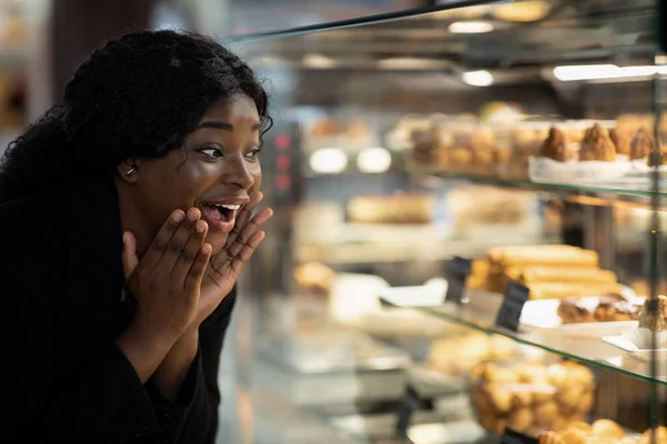 Precios bajos para dulces y pasteles en el supermercado moderno — Foto de Stock