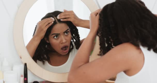 Jeune femme afro-américaine frustrée regardant le miroir en état de choc, a trouvé des cheveux gris sur sa tête — Video