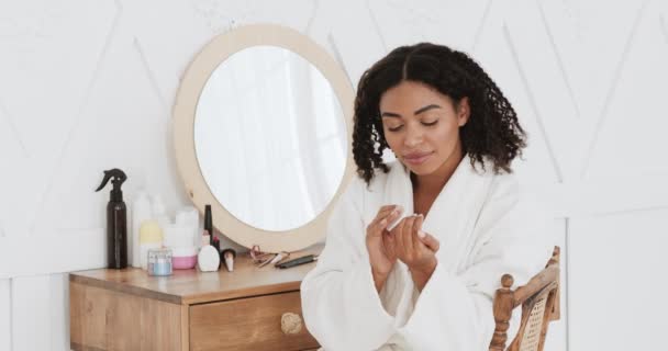 Hygiëne en zorg voor nagels. Jonge zwarte dame het maken van schoonheid procedures voor haar nagels thuis — Stockvideo