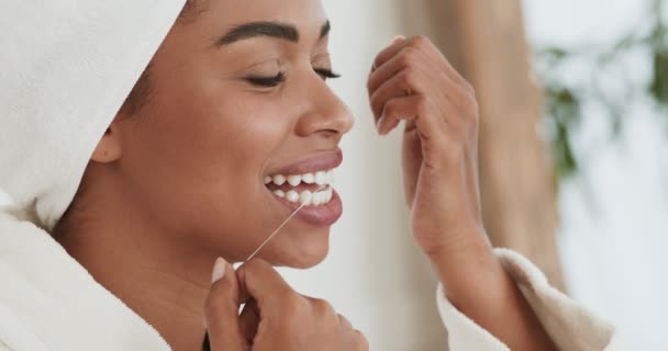 Крупный план портрета молодой африканской женщины, чистящей зубы зубной нитью, утренняя рутинная концепция, замедленная съемка — стоковое видео
