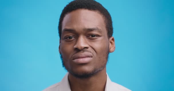 Ritratto ravvicinato di un confuso ragazzo afroamericano frustrato che guarda la telecamera con domanda, cercando di sentire il discorso — Video Stock