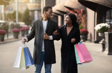 Şehirde iki kişilik yürüyüş ve alışveriş merkezinde alışveriş.