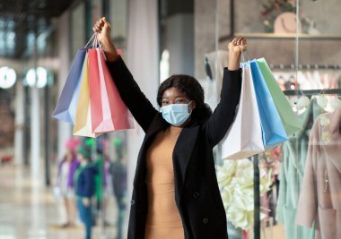 Covid-19 salgını ve uzun zamandır beklenen alım sırasında Kara Cuma 'da alışveriş ve mevsimlik satış