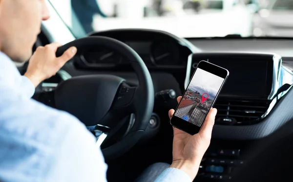 Mann fährt Auto mit Handy mit mobiler Navigationsanwendung — Stockfoto
