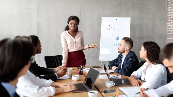 African American Businesswoman δίνοντας ομιλία κατά τη διάρκεια της εταιρικής συνάντησης στο γραφείο — Φωτογραφία Αρχείου