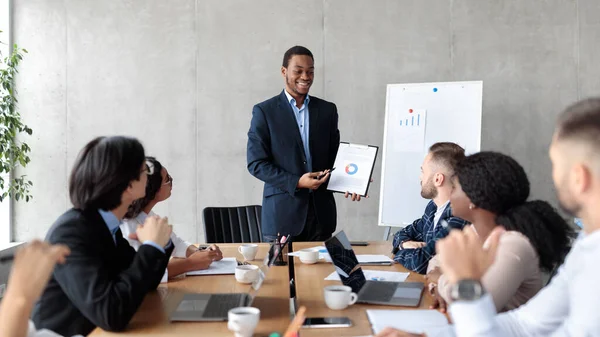 Empresario africano haciendo presentación de negocios en la oficina, Panorama — Foto de Stock