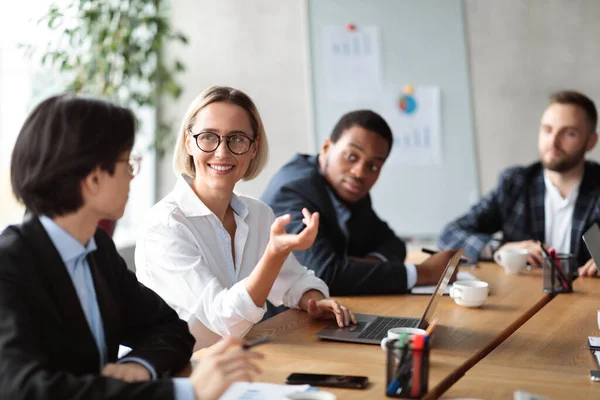 Diverse Geschäftsleute treffen sich in modernem Büro — Stockfoto