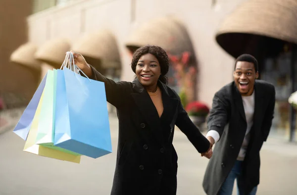 Wow, kijk hier eens naar, ik wil het op Black Friday en het najagen van kortingen — Stockfoto