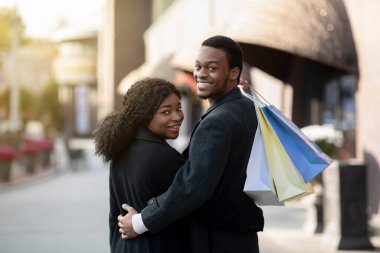 Alışveriş zamanı ve son satışta bir sürü kıyafet al.