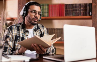 Laptop 'ta Hintli Öğrenci Evde Video Çağrısı ile Öğreniyor