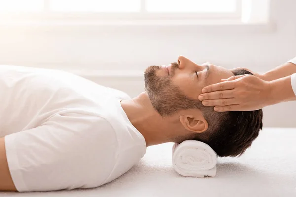 Barbudo hombre disfrutando relajante cabeza masaje en spa —  Fotos de Stock